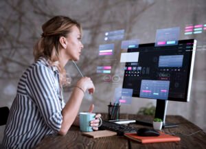 Mulher analisando interfaces digitais representando a Hiperpersonalização em Escala no Marketing